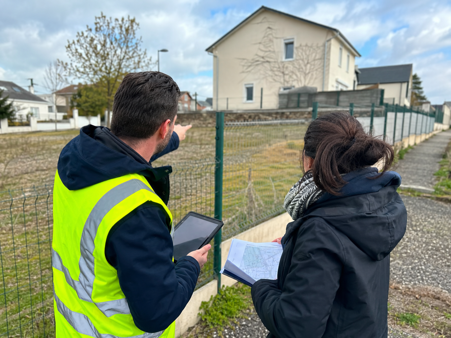 Élu municipal en visite de terrain avec un habitant